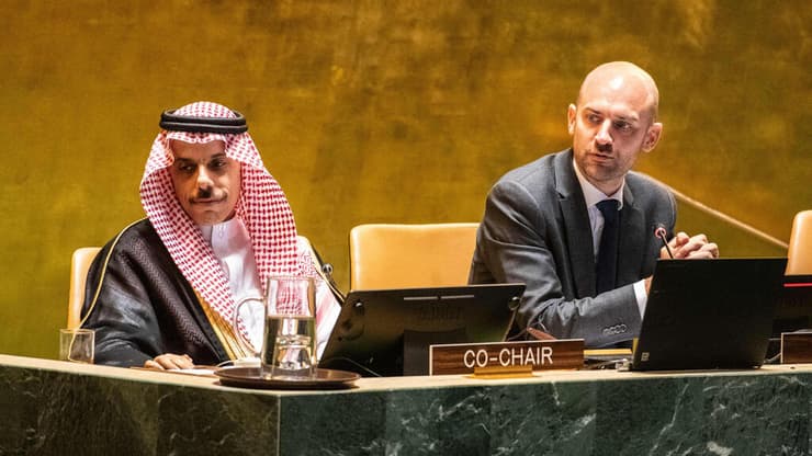 שרי החוץ של צרפת וסעודיה בוועידה האו"ם להכרה במדינה פלסטינית (צילום: STEPHANIE KEITH / GETTY IMAGES NORTH AMERICA / AFP) שר שרי שרים החוץ של סעודיה פייסל בן פרחאן ז'אן נואל בארו צרפת ב וועידה או"ם מדינה פלסטינית