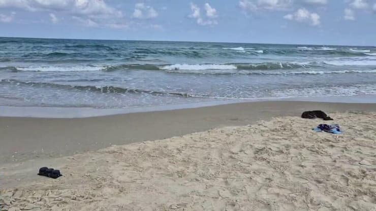 האזור שבו התמוטט אבוטבול, ליד חוף הבונים (צילום: גיל נחושתן) גבר בן 60 התמוטט בחוף הבונים לאחר שחש ברע