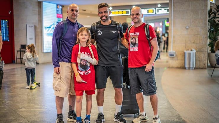 יאיר, עמוס ואריאל הורן עם מיגל ויטור בנתב"ג
