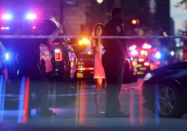 שוטר ושני בני אדם נורו למוות בלב ניו יורק, החשוד שם קץ לחייו