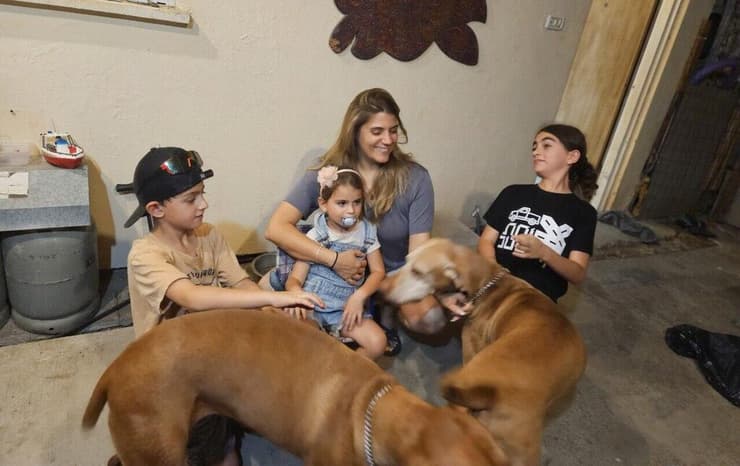 בני המשפחה של עדן עם הכלבים. "קיבלתי המון טלפונים והודעות, כולם רצו אותם" (צילום: באדיבות המשפחה) הכלבים של עדן זכריה ז"ל