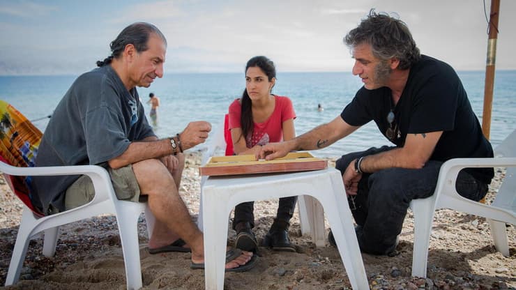 אלון אבוטבול, מגי אזרזר וששון גבאי על סט צילום הסדרה "בתולות" (צילום: טל שחר) אלון אבוטבול