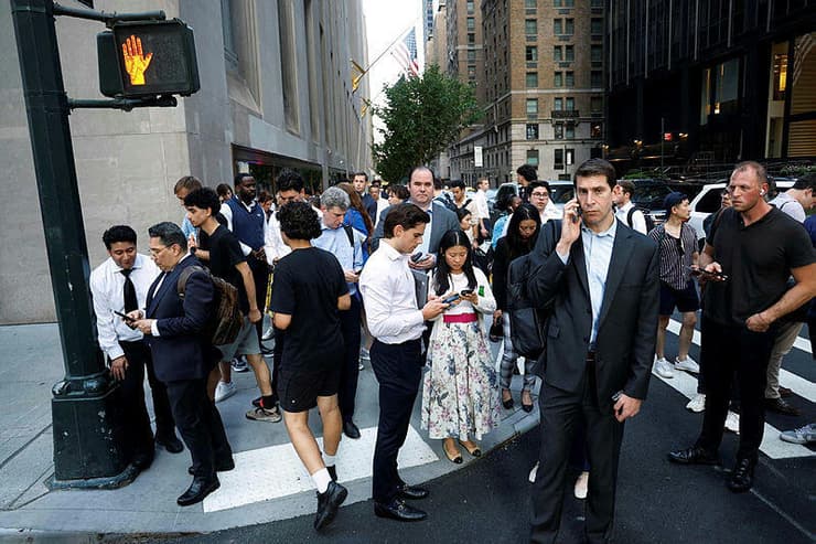 שוטר ושני בני אדם נורו למוות בלב ניו יורק, החשוד שם קץ לחייו