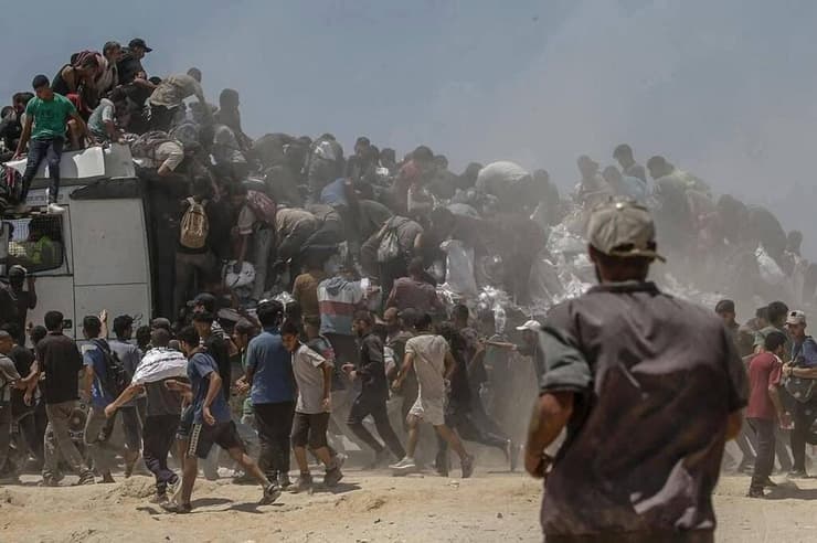 עזתים מתנפלים על משאיות עם סיוע הומניטרי בציר מורג עזתים מתנפלים על משאיות עם סיוע הומניטרי בציר מורג