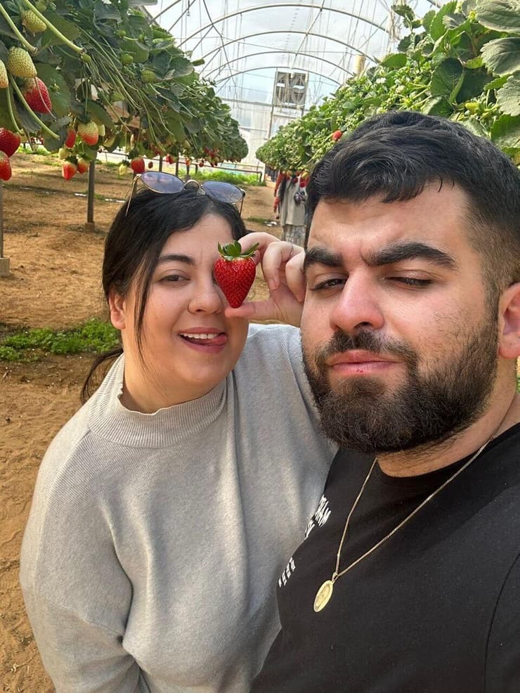 אליאב אבקסיס ושחף דנינו ז"ל קוטפים תותים. "שתי נפשות נמחקו, שני עולמות מלאים" שחף דנינו ואליאב אבוקסיס