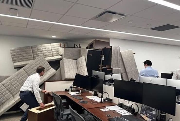 עובדים מתבצרים במשרד בגורד השחקים שבו היה הטבח ב מנהטן ניו יורק