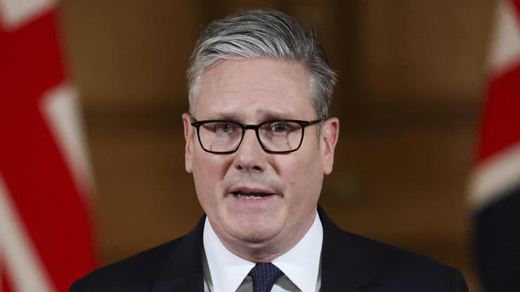 "להגן על ישימות פתרון שתי המדינות". סטרמר (צילום: Toby Melville, Pool Photo via AP) ראש ממשלת בריטניה קיר סטרמר: אם ישראל לא תפעל לסיום "המצב המחריד" בעזה - נכיר במדינה פלסטינית