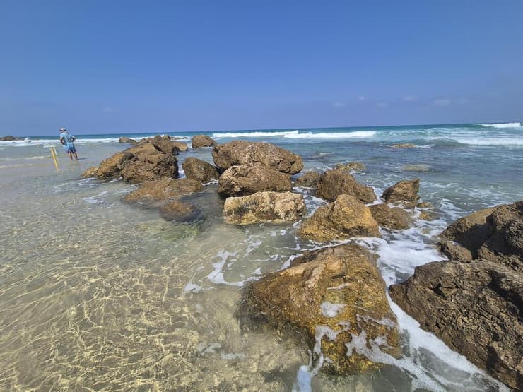 הסלעים שעוצרים את הגלים