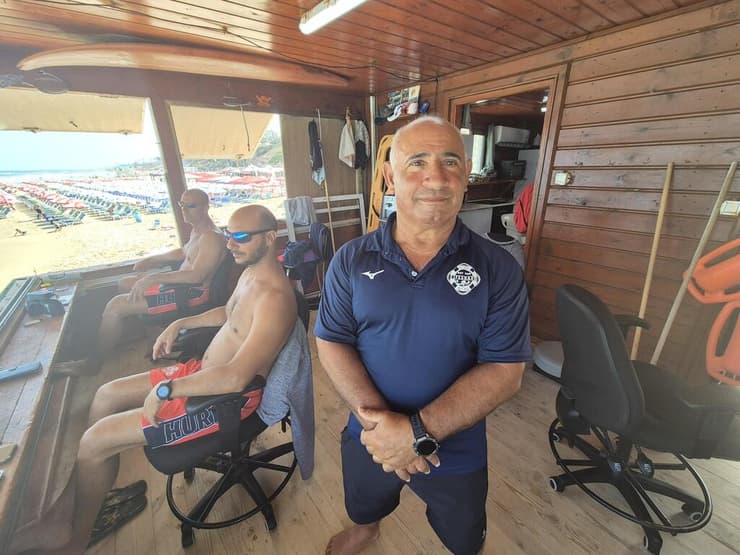 גבי המציל הוותיק עם החבר'ה הצעירים