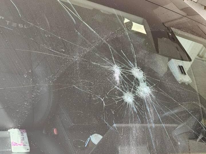 שמשת הרכב מנופצת מכונית הרב שהושחתה על ידי נערים