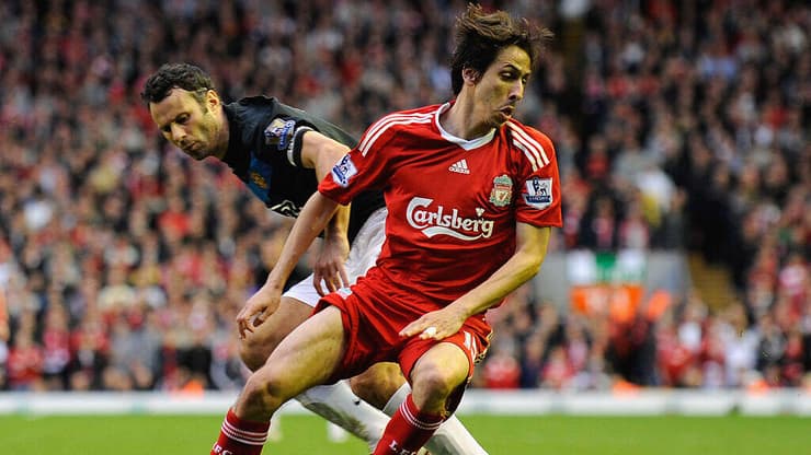 פעמיים בעשירייה הראשונה. בניון במדי ליברפול מול ראיין גיגס (צילום: Michael Regan/Getty Images) יוסי בניון במדי ליברפול מול ראיין גיגס