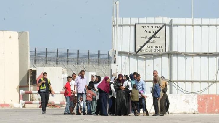 עזתים עוברים במעבר כרם שלום בשביל לקבל טיפולים רפואיים
