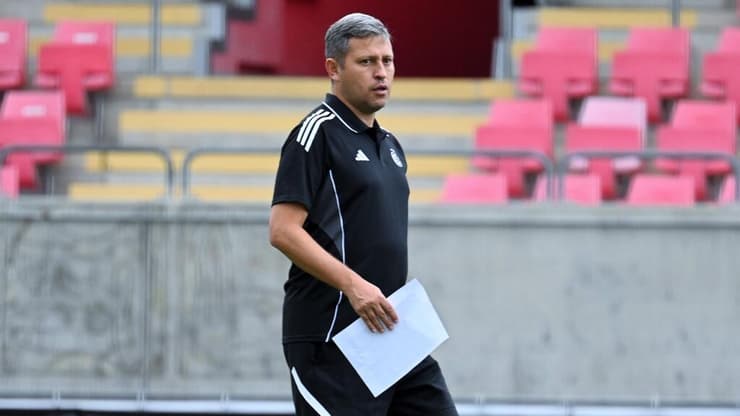 מהבוקר עד הערב במתחם האימונים. דייגו פלורס (צילום: אתר מכבי חיפה) מאמן מכבי חיפה דייגו פלורס