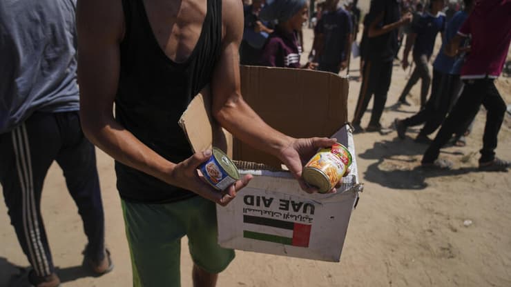 שימורים בחבילת סיוע שהוצנחה על-ידי איחוד האמירויות (צילום: AP Photo/Abdel Kareem Hana) סיוע הומניטרי מוצנח מעל א-זוואידה