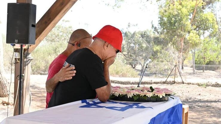 גדי מוזס סופד לזוגתו, אפרת כץ ז"ל שנקברה בניר עוז