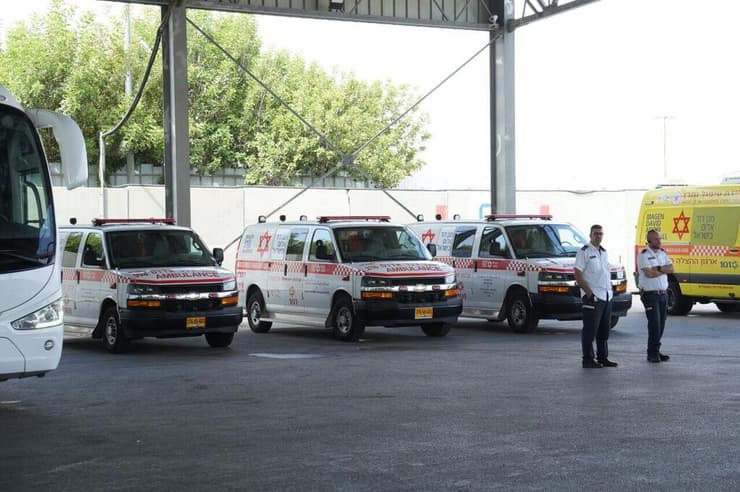 עזתים עוברים במעבר כרם שלום בשביל לקבל טיפולים רפואיים