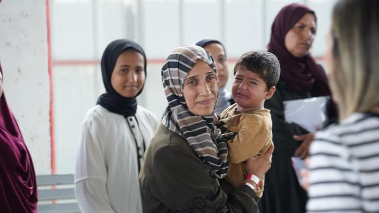 עזתים עוברים במעבר כרם שלום בשביל לקבל טיפולים רפואיים