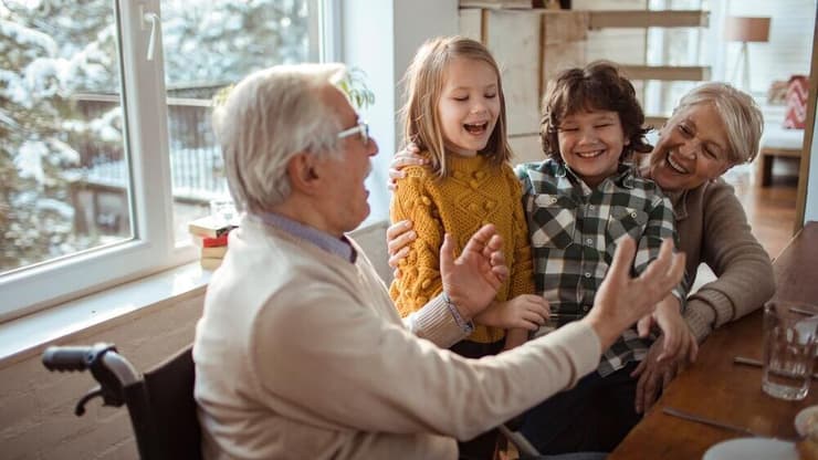 ארוחה משותפת עם הורה או סבא-סבתא היא לא רק מחווה – היא כלי משמעותי לזיהוי מצבים תזונתיים ולמניעת הידרדרות (צילום: Shutterstock) ארוחה משפחתית