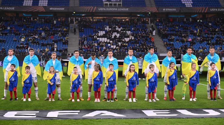 שחקני דינמו קייב מתעטפים בדגלי אוקראינה לפני משחק בליגה האירופית בעונה שעברה (צילום: Stuart Franklin/Getty Images) שחקני דינמו קייב מתעטפים בדגלי אוקראינה לפני משחק בליגה האירופית בעונה שעברה