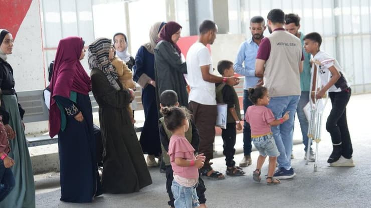 עזתים עוברים במעבר כרם שלום בשביל לקבל טיפולים רפואיים