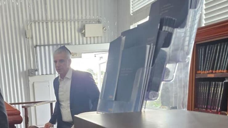 ראש המוסד דדי ברנע מבקר בקברו של הרבי מילובביץ