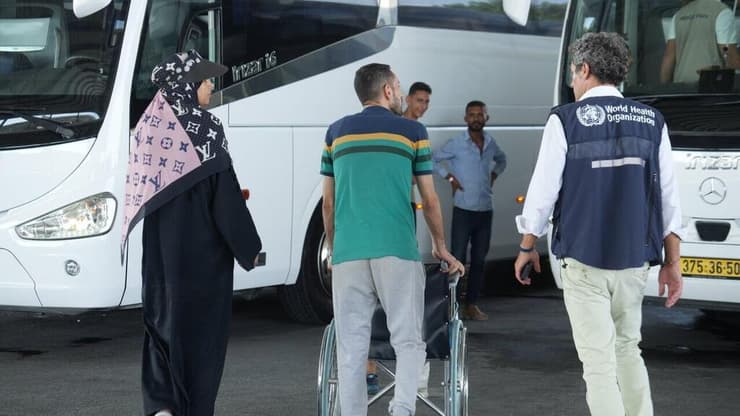 עזתים עוברים במעבר כרם שלום בשביל לקבל טיפולים רפואיים