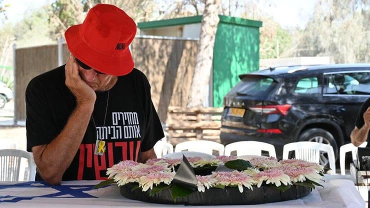 גדי מוזס סופד לזוגתו, אפרת כץ ז"ל שנקברה בניר עוז