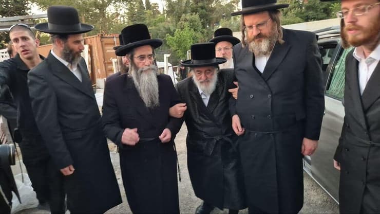 האדמו"ר מוויזניץ' בדרכו לאולם שבו נערך הכנס