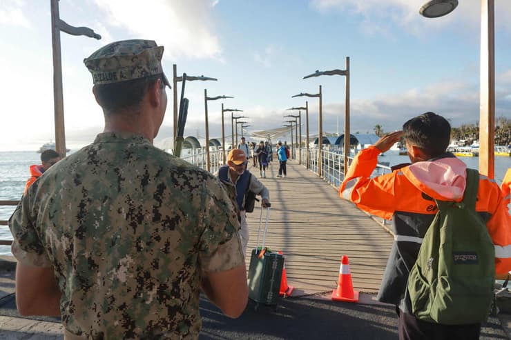 פינוי של תיירים מאיי גלפגוס אקוודור
