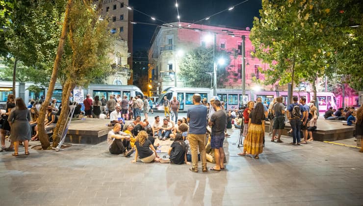אירוע "איכה יוצרים שיחה" בכיכר ציון בירושלים