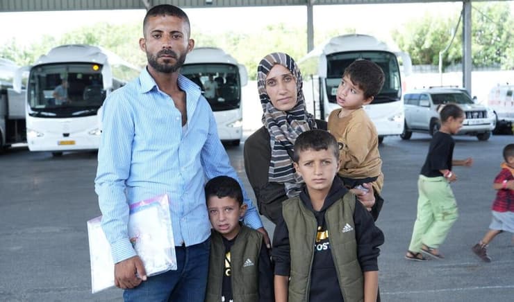 עזתים עוברים במעבר כרם שלום בשביל לקבל טיפולים רפואיים