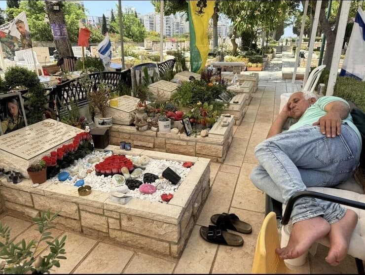 דוד אשרם ישן לצד קבר בתו שי