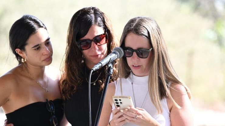 גדי מוזס סופד לזוגתו, אפרת כץ ז"ל שנקברה בניר עוז