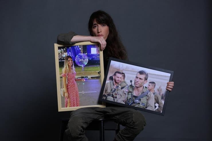 מצדה בוכריס עם תמונות אחיה רס"ן חן בוכריס שנפל בעזה ואחותה ליאל שנפטרה מסרטן