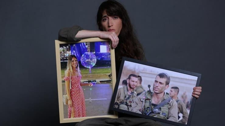 מצדה בוכריס עם תמונות אחיה רס"ן חן בוכריס שנפל בעזה ואחותה ליאל שנפטרה מסרטן