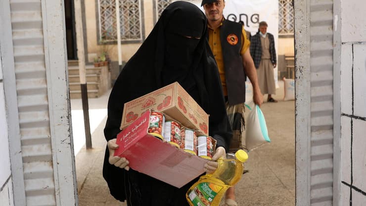 סלי מזון שסופקו על ידי עמותת צדקה בצנעא