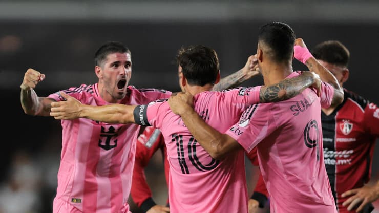 מסי חוגג עם לואיס סוארס ורודריגו דה פול