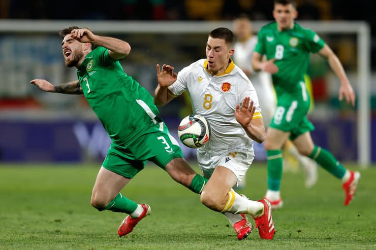 חתם בהפועל ת"א. קרייב (AP Photo/ Tony Uzunov) שחקן נבחרת בולגריה אנדריאן קרייב מול שחקן נבחרת אירלנד ראיין מאנינג