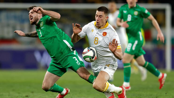 שחקן נבחרת בולגריה אנדריאן קרייב מול שחקן נבחרת אירלנד ראיין מאנינג