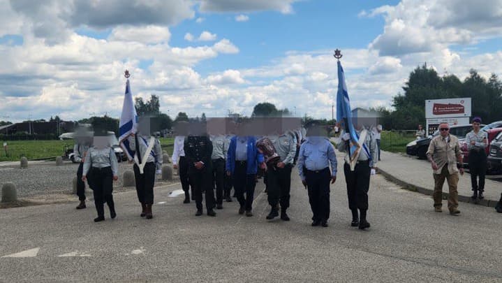 חברי "עדים במדים" לא הורשו להיכנס למחנה בירקנאו עם דגלי ישראל