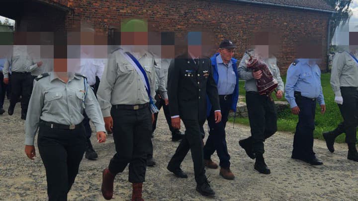 חברי "עדים במדים" לא הורשו להיכנס למחנה בירקנאו עם דגלי ישראל