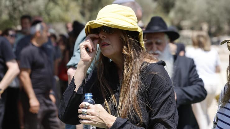 "אנחנו הזוג שכל כך רצה להיפרד ולא הצליח". שיר ביליה, פרודתו של אלון אבוטבול ז"ל (צילום: נמרוד גליקמן) מתוך הלווייתו של אלון אבוטבול
