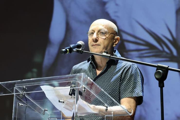 מתוך טקס האשכבה של אלון אבוטבול בתיאטרון הבימה