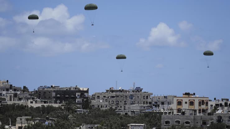 סיוע הומניטרי מוצנח מעל א-זוואידה