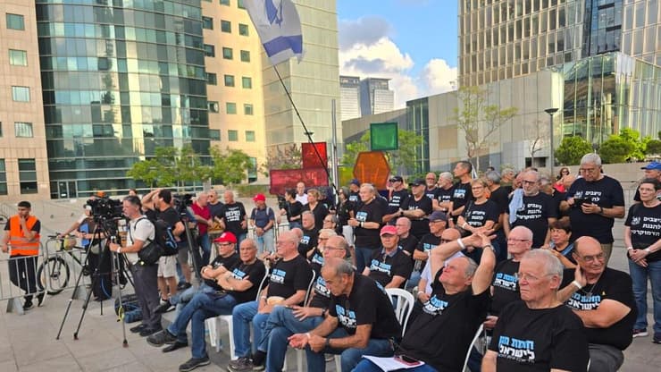 בכירי מערכות הביטחון שקוראים לסיום המלחמה: "היא הפכה לפוליטית" הצהרת בכירי מערכות הביטחון מול הקריה בקריאה לסיום המלחמה ושחרור החטופים