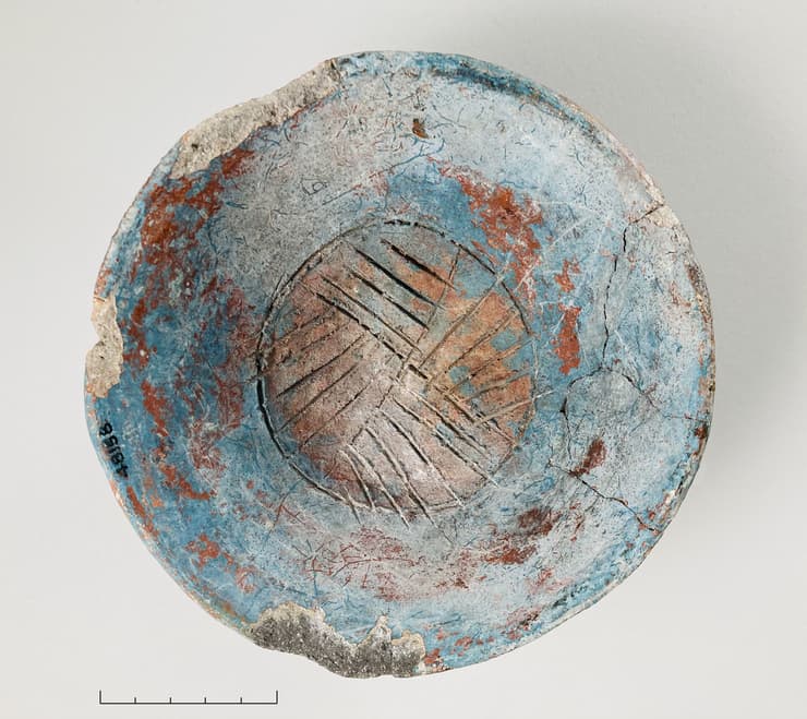 צלחת צבועה בכחול מאיה, שאותרה בצ'יצ'ן איצה (צילום: מתוך כתב העת Ancient Mesoamerica) צלחת צבועה בכחול מאיה, שאותרה בצ'יצ'ן איצה