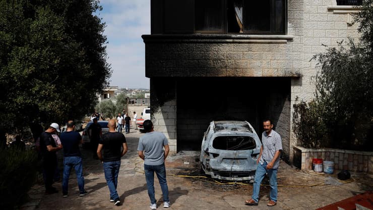 הצתת רכבים ומבנים בסילוואד (צילום: REUTERS/Ammar Awad) הצתת רכבים בסילואד