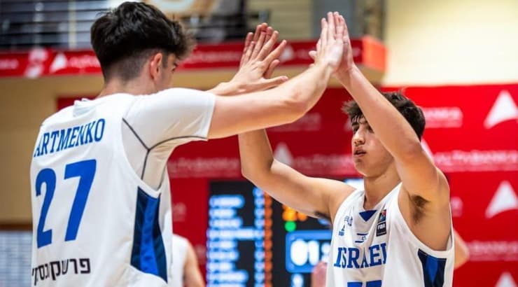 אמיתי עזריאל וגבי ארטמנקו חוגגים (FIBA) אמיתי עזריאל וגבי ארטמנקו חוגגים