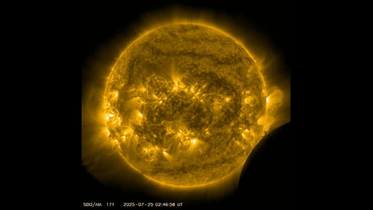 תחילת הליקוי. הירח בצד ימין למטה (צילום: Courtesy of NASA/SDO and the AIA, EVE, and HMI science teams) תחילת הליקוי. הירח בצד ימין למטה