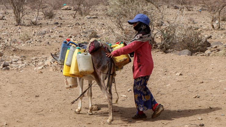 שואבים מים מבאר ליד חודיידה